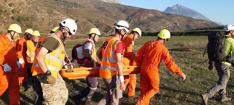 2019: Albanie par Guillaume Beauchesne Mission Albanie en 2019 - exercice de brancardage ${