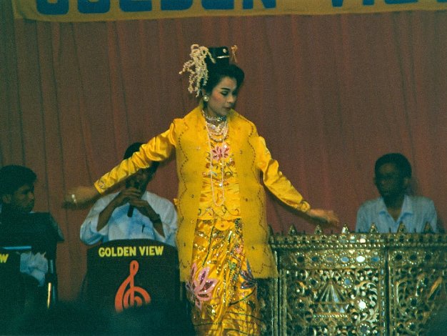 11 - Spectacle Yangon